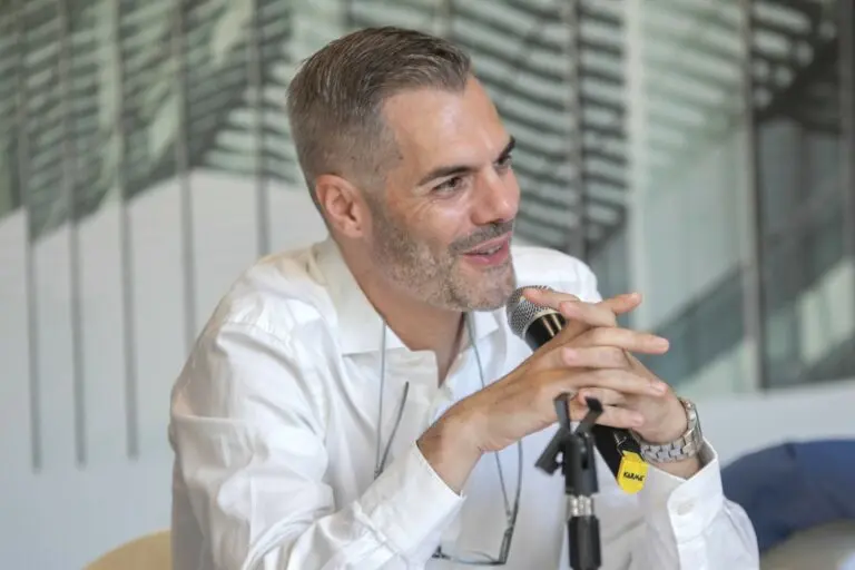 Simone Carrucciu al microfono durante una riunione federale a Cagliari nel 2022